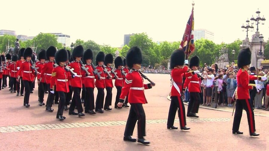 London: Changing of the Guard Guided Tour Experience - Clarence House and St. James’s Park