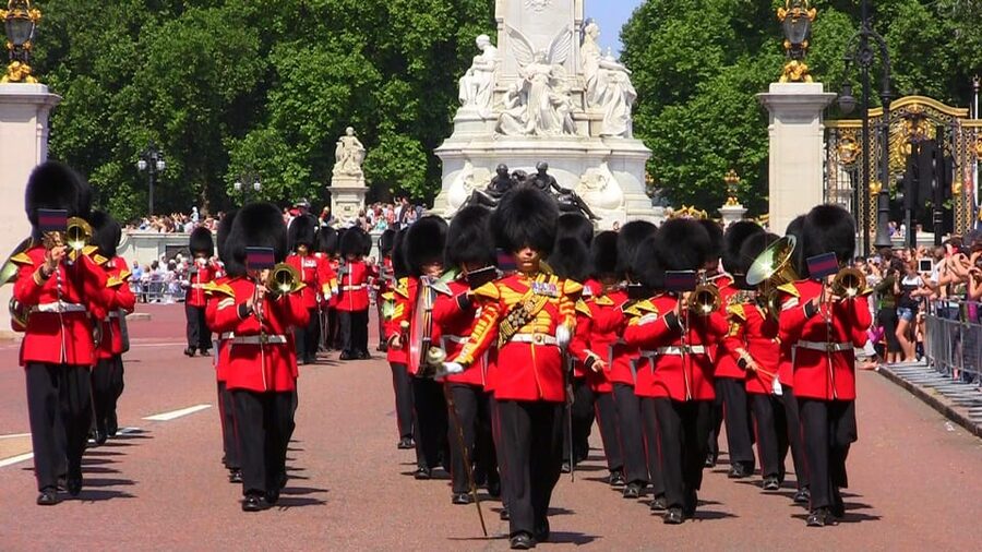 London: Changing of the Guard Guided Tour Experience - What the guide adds to a $20 tour