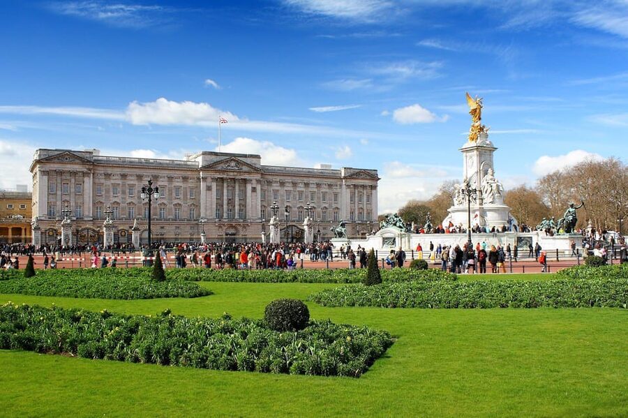 London: Changing of the Guard Guided Tour Experience - Starting at Green Park and the Diana fountain