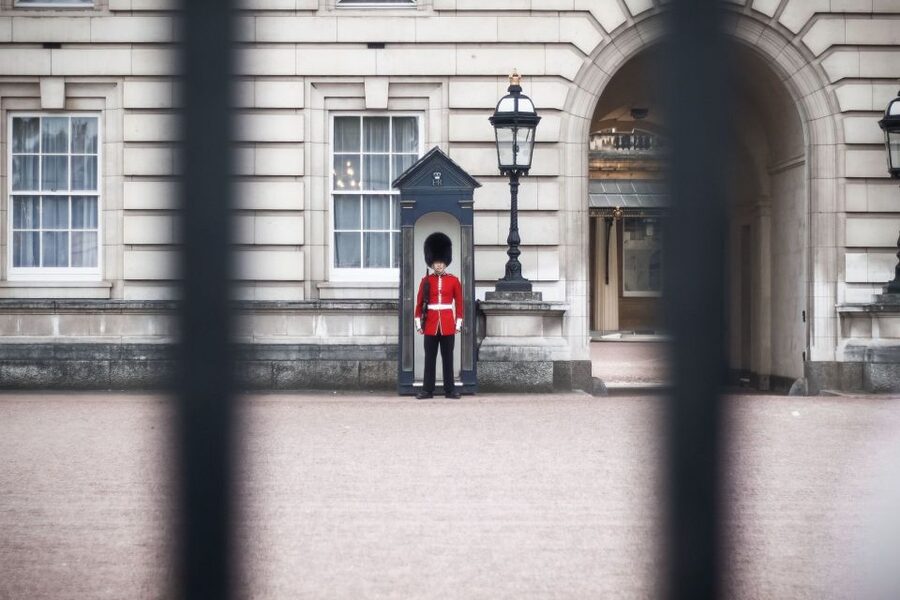 London: Changing of the Guard Private Group or Family Tour - Getting Oriented Before the Guards Move
