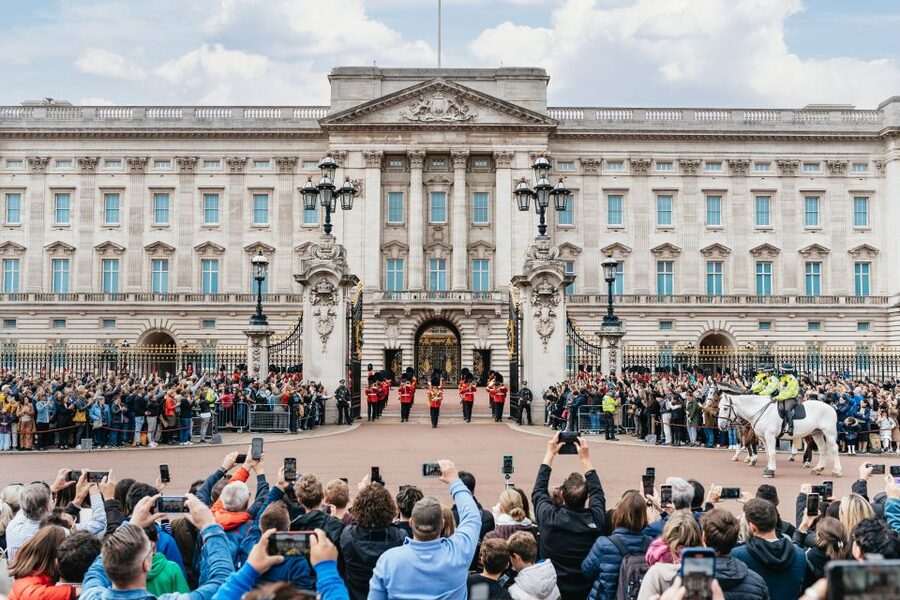London: Changing of The Guard Tour - The Mall: Britain’s ceremonial front door