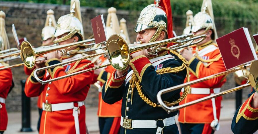 London: Changing of The Guard Tour - The George VI and Queen Elizabeth Memorial