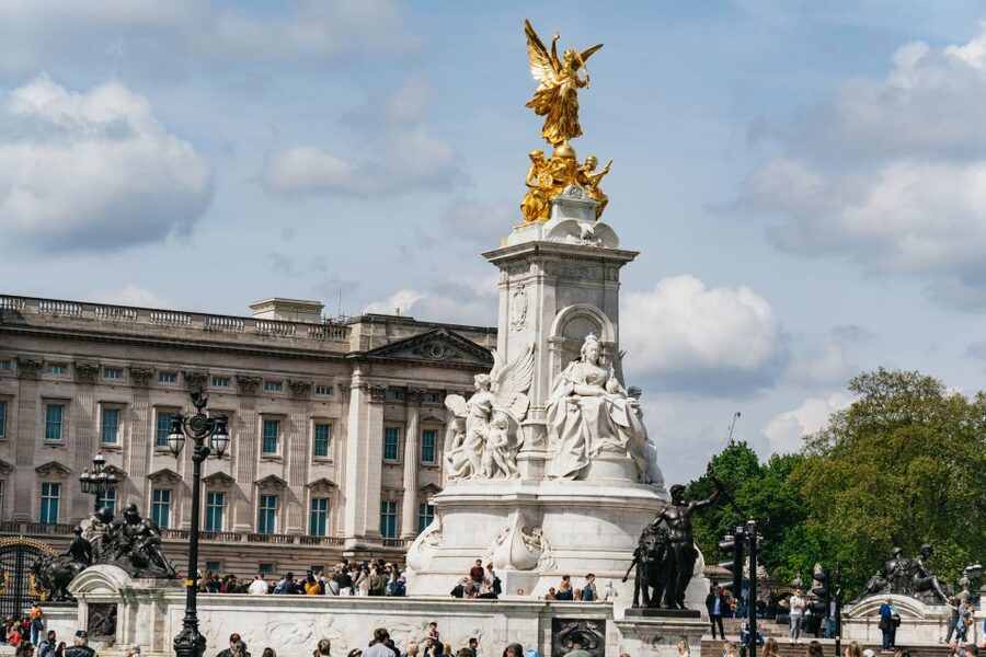 London: Changing of the Guard Tour by Buckingham Palace - Reaching Buckingham Palace for the final view