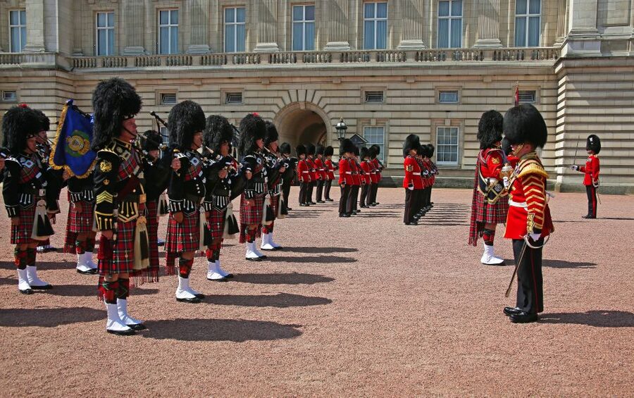London Changing of the Guard Tour - Front Row 12 guests 2,5h - St. James’s Palace and the guard inspection