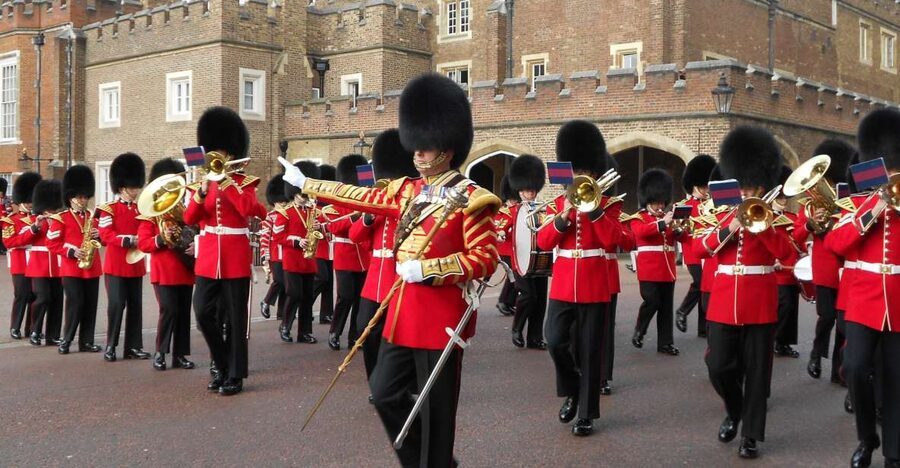 London: Changing of the Guard Walking Tour - Clarence House, music, and the pageantry