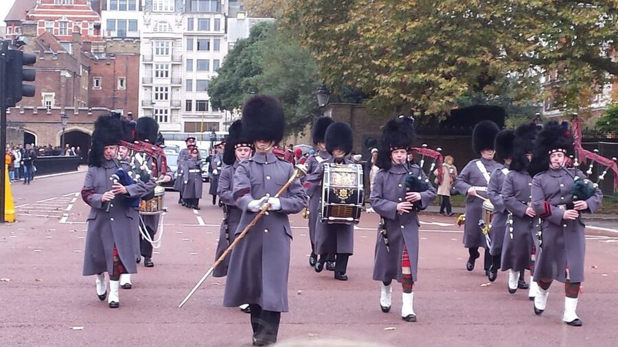 London: Changing of the Guard Walking Tour - What the guide adds to the experience