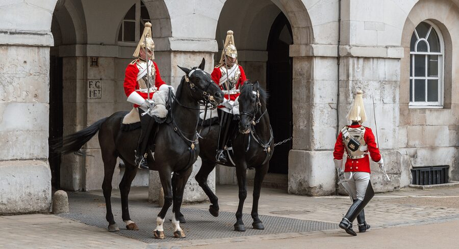 London: Changing of the Guard Walking Tour with Small Group - The $25 price and what you receive