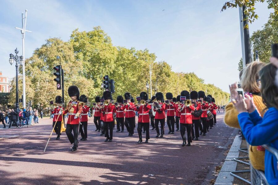 London: Changing of the Guard Walking Tour - Starting at Piccadilly Circus with a royal procession ahead