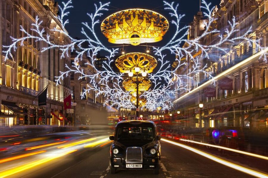 London: Christmas Eve City Tour with Dinner & Midnight Mass - A Christmas dinner in Covent Garden