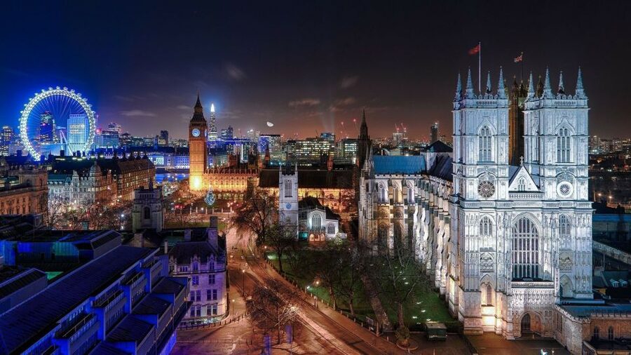 London: Christmas Eve City Tour with Dinner & Midnight Mass - Who will enjoy this Christmas Eve outing?