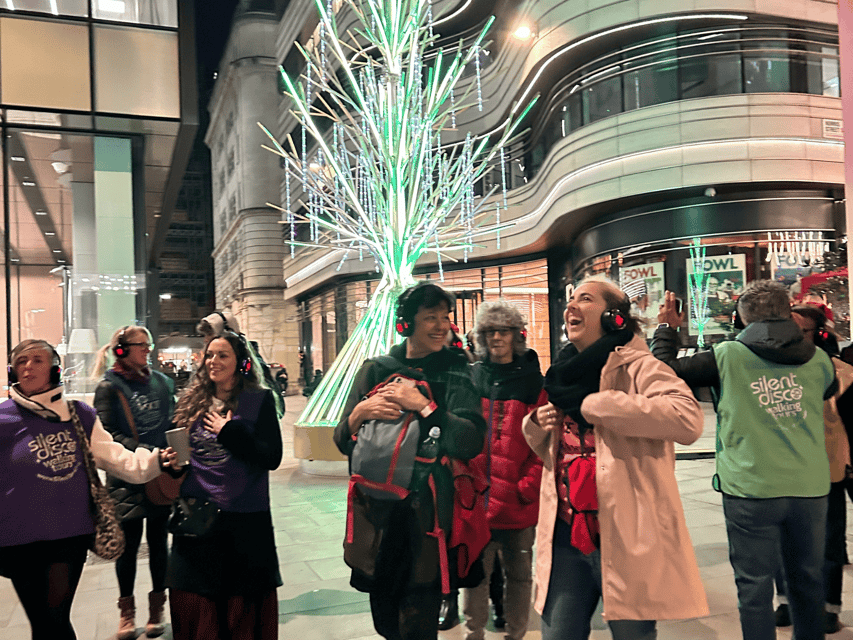 London: Christmas Lights Tour - With Christmas Music - A musical start at the Marquis of Granby