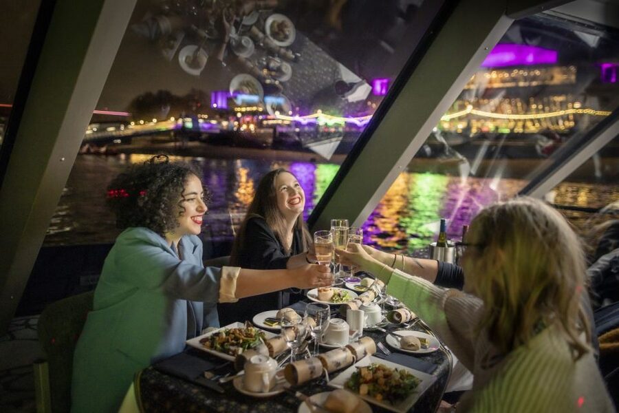London: Christmas Party Dinner Cruise - Wine, bar service, and the pace of the evening