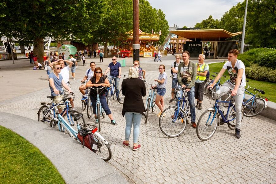 London: Classic Gold 3.5-Hour Bike Tour - The guides are a major part of the experience
