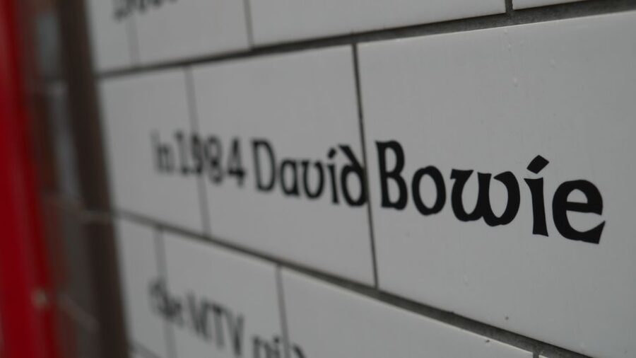 London: David Bowie Walking Tour - Recreating the Ziggy Stardust album cover
