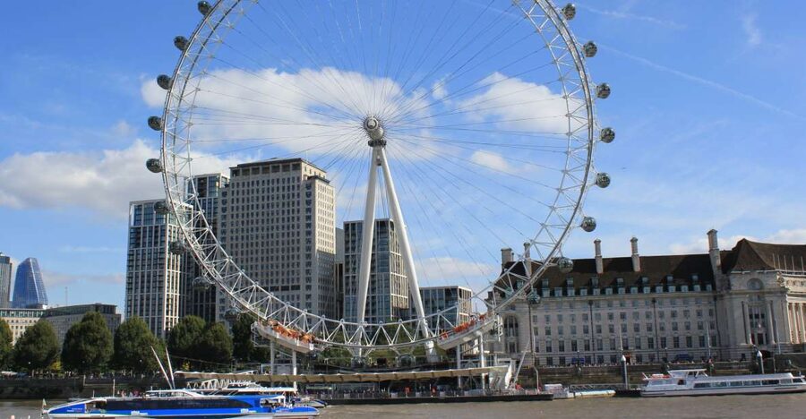 London: Doctor Who Guided Walking Tour - Standing where Rose and the Doctor searched for the Nestene Consciousness
