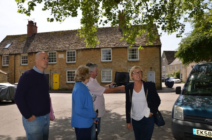 London: Downton Abbey Countryside Black Taxi VIP Tour - How the private taxi changes the day