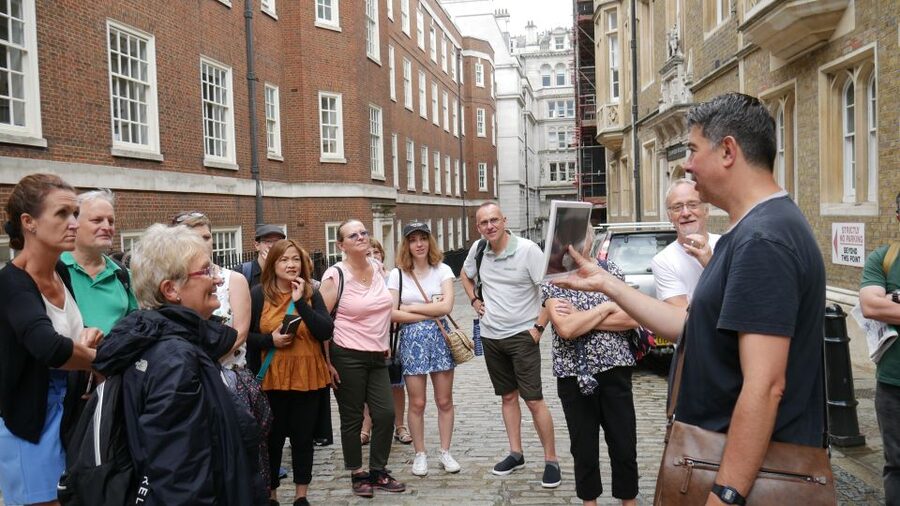 London: Downton Abbey Guided Walking Tour - Anna and Bates in the London scenes
