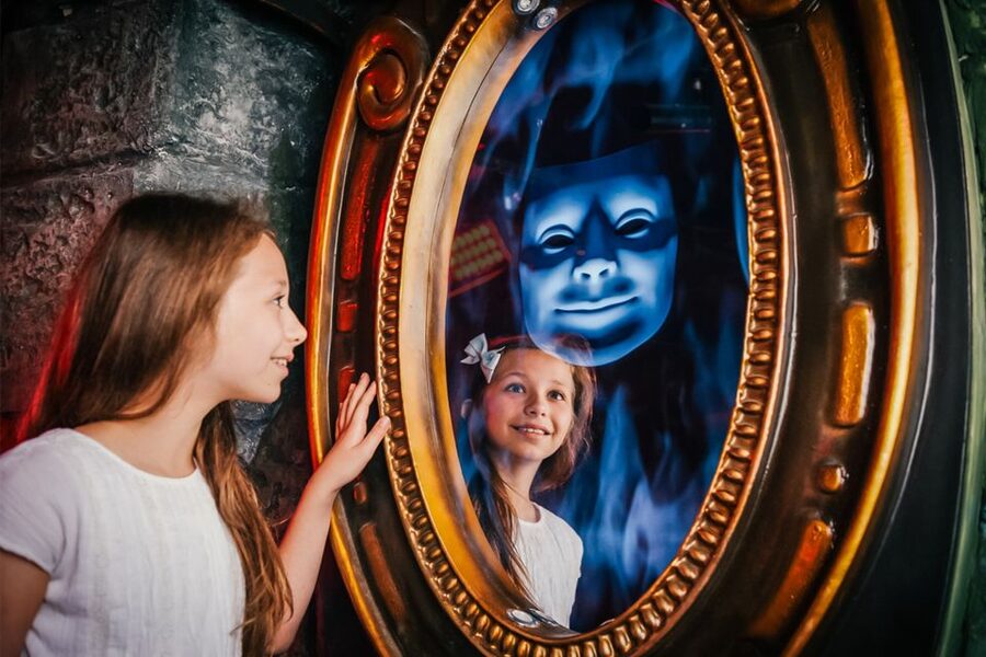 London: DreamWorks Shrek's Adventure Tour - A flying bus into Far Far Away