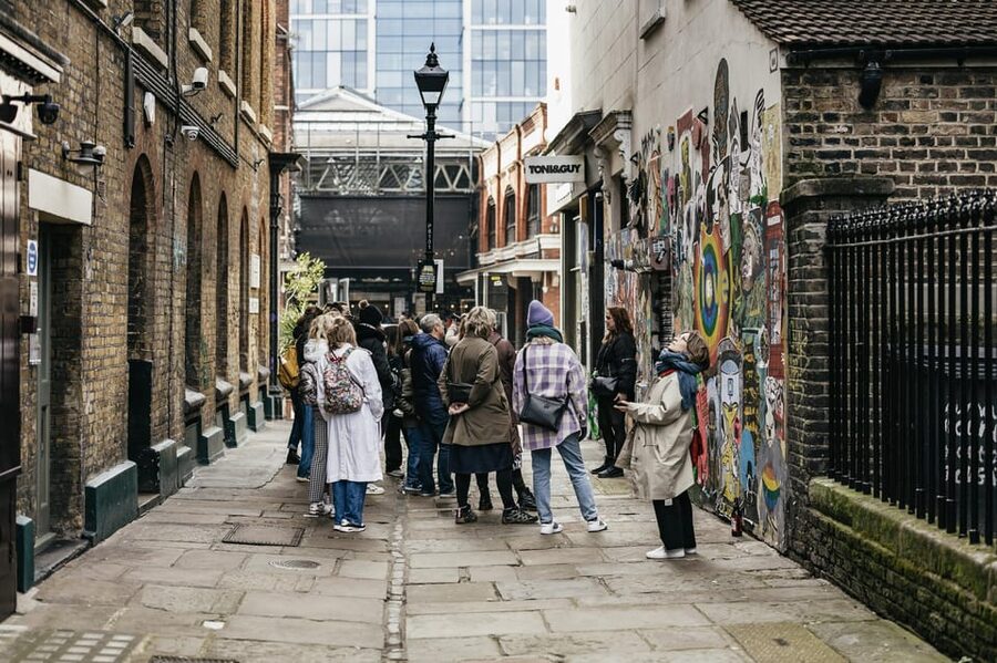London: East End Street Art Tour and Spray Painting Workshop - Learning street art etiquette and technique