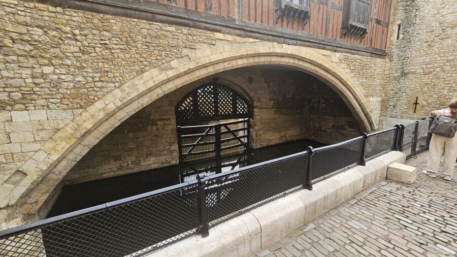 London: Easy Access Tower of London and Crown Jewels Tour - Inside the fortress: 1.5 hours of stories and stone
