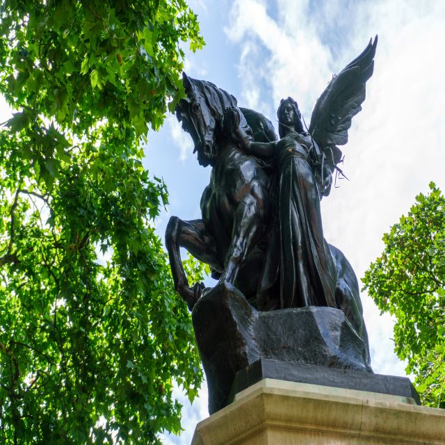 London Family-Friendly Walking Tour with Fun Activities - Buckingham Palace and the red-coated guards