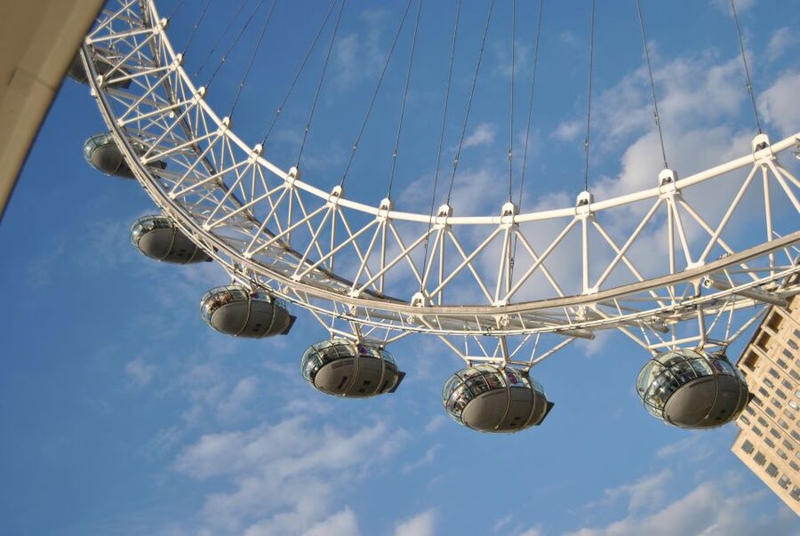 London: Famous Landmarks of the City by Car - Trafalgar Square, Nelson’s Column, and the National Gallery