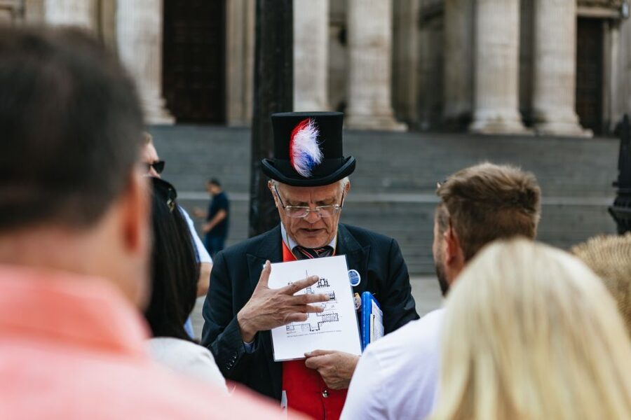 London: Full Day Tower, St. Paul's, Cruise & Eye Experience - A private cruise under London’s bridges