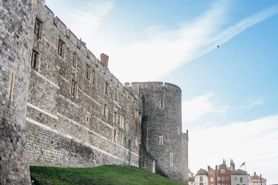 London: Full-Day Windsor, Stonehenge, and Oxford Tour - Guides, headsets, and the human side of the tour