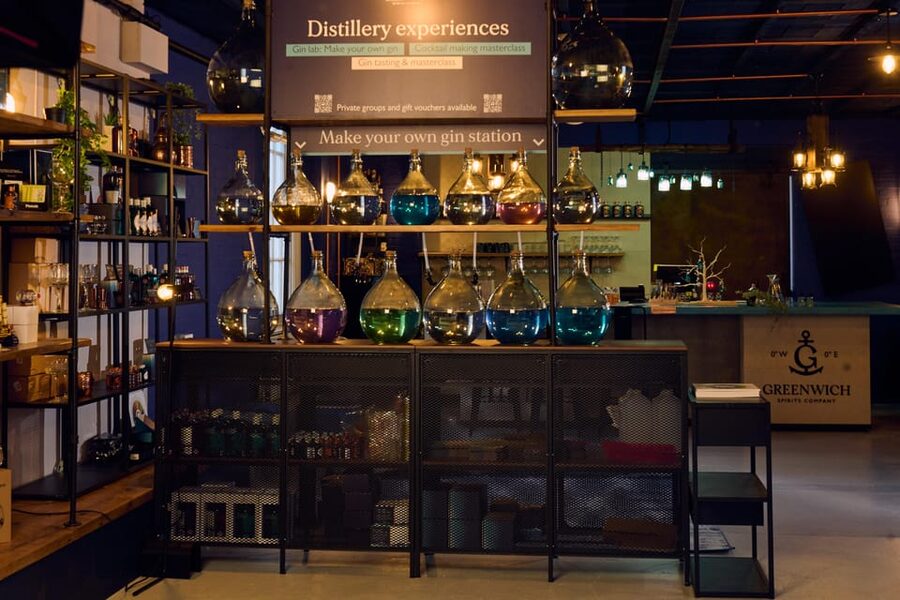 London: Gin Tasting & Masterclass - Learning how gin is distilled