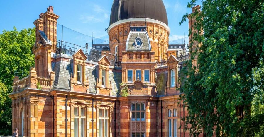 London: Greenwich Highlights Private Tour and Thames Cruise - Starting at Greenwich Theatre and climbing into the park