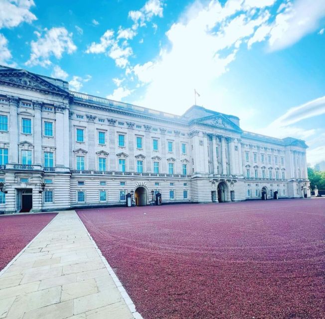 London: Guided Walking Tour with Changing Of The Guard - The Changing of the Guard at St James’s Palace