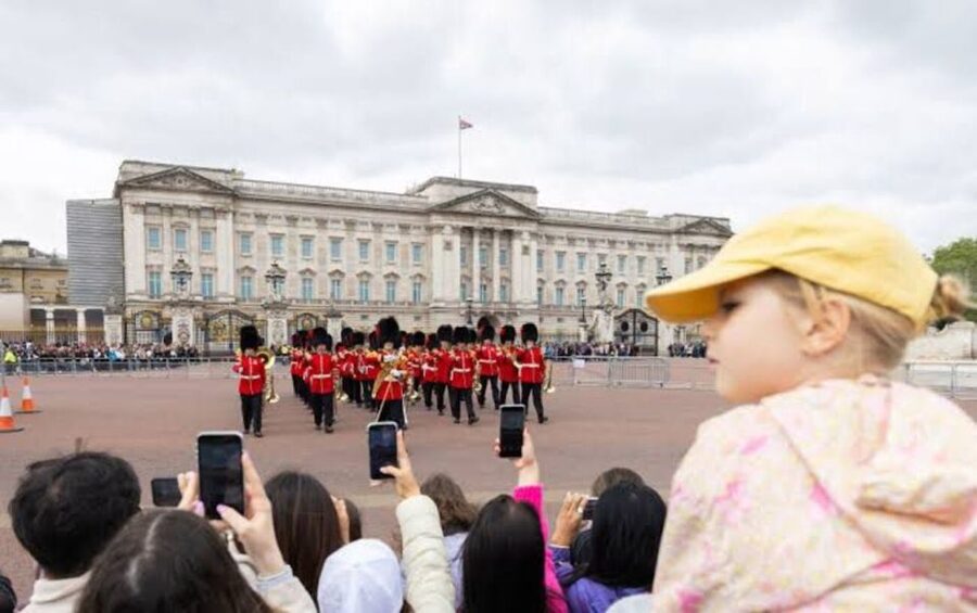 London: Guided Walking Tour with Changing Of The Guard - Buckingham Palace and the royal route