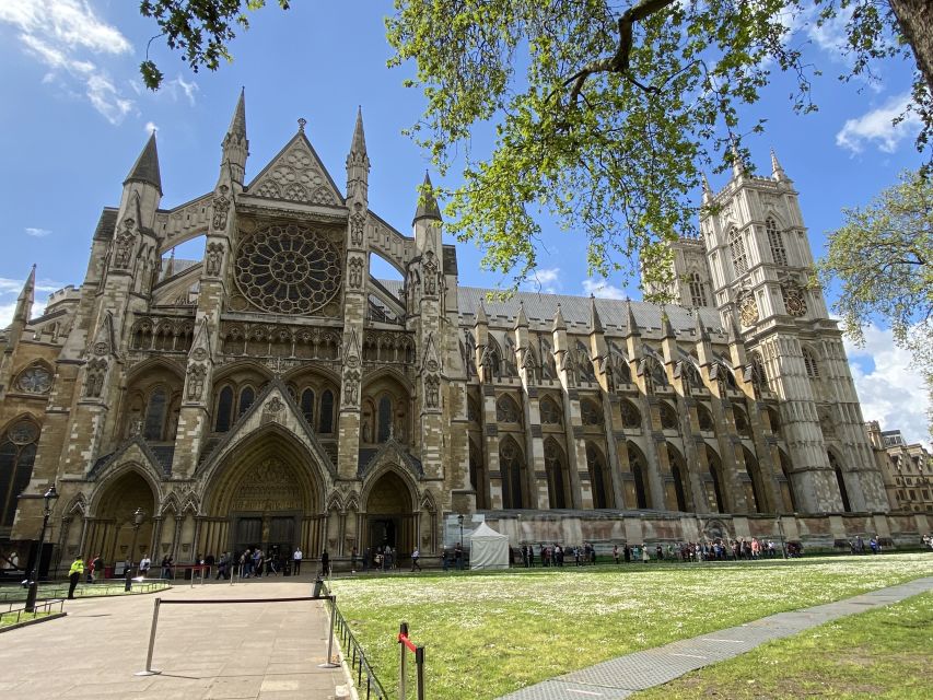 London: Guided Westminster Abbey Tour and Refreshments - Entering through the cloisters and Dean’s Yard