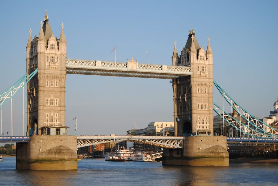 London Half-Day Private Chauffeur Driven Tour - A private car changes the pace of London sightseeing