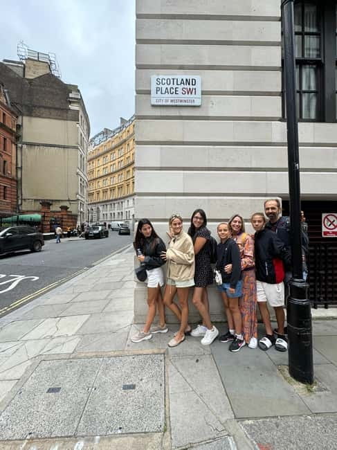 London: Harry Potter Tour in English, discover spells and secrets! - Meeting at Piccadilly Circus beneath the giant screens