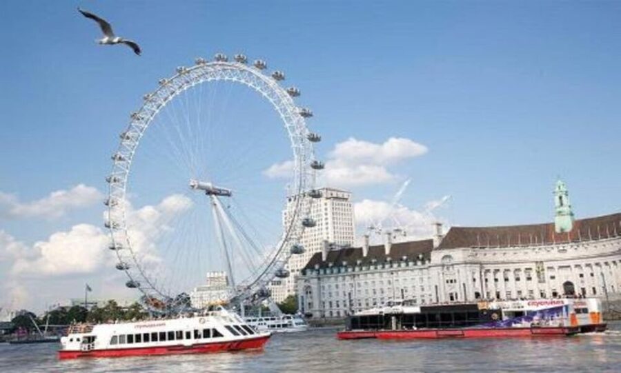 London: Harry Potter Tour, River Cruise & The London Dungeon - Meeting the guide at Platform 9 ¾