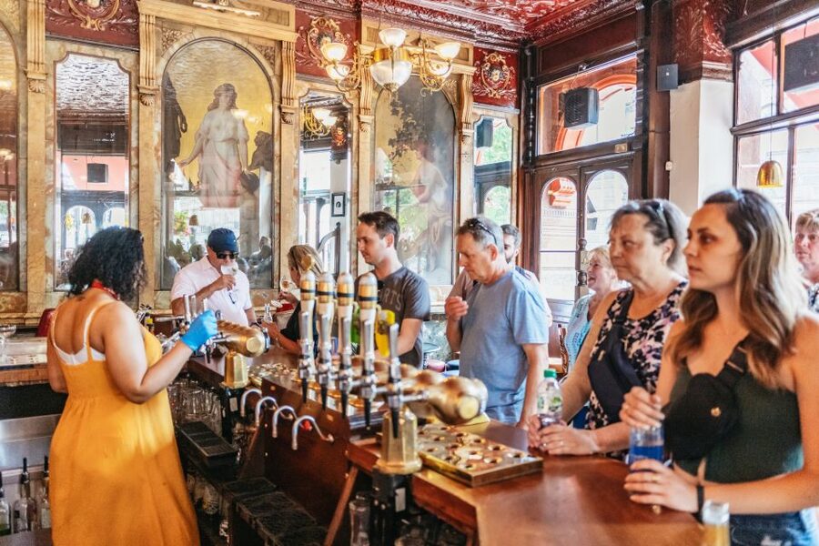 London: Historic Pubs of Central London Walking Tour - Four pubs, four different moods