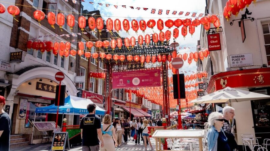 London: Hop-On Hop-Off Pass with Thames River Cruise 24 Hrs - Using the Park and Palace Tour for a change of scene