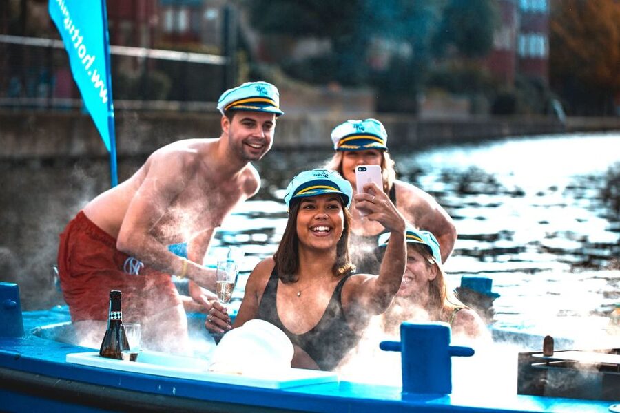 London: Hot Tub Boat Guided Historical Docklands Cruise - What the experience does well