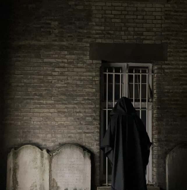London: Jack the Ripper Tour and Underground Prison in Spanish - Two dark London stories in one three-hour tour
