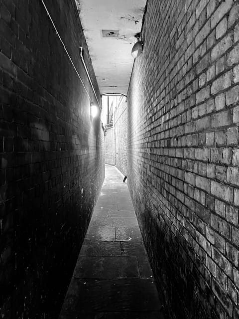 London: Jack the Ripper Tour and Underground Prison in Spanish - Smithfield Market and old Newgate Prison