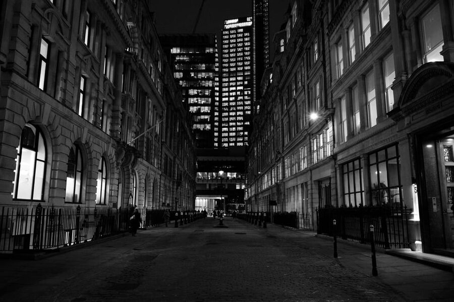 London: Jack the Ripper Tour and Underground Prison in Spanish - Finishing at the Viaduct Tavern with a £4 credit