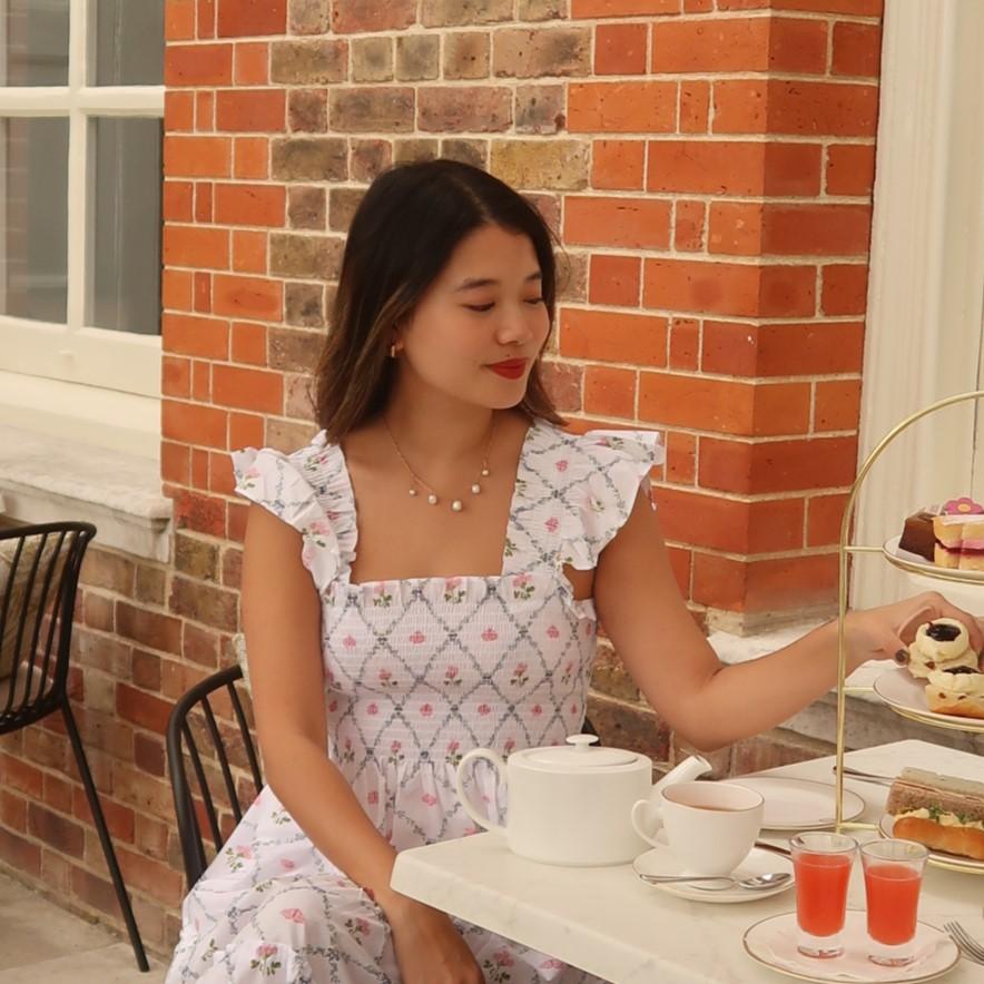 London: Kensington Palace Gardens Tour with Royal High Tea - Reading Kensington Gardens with a guide