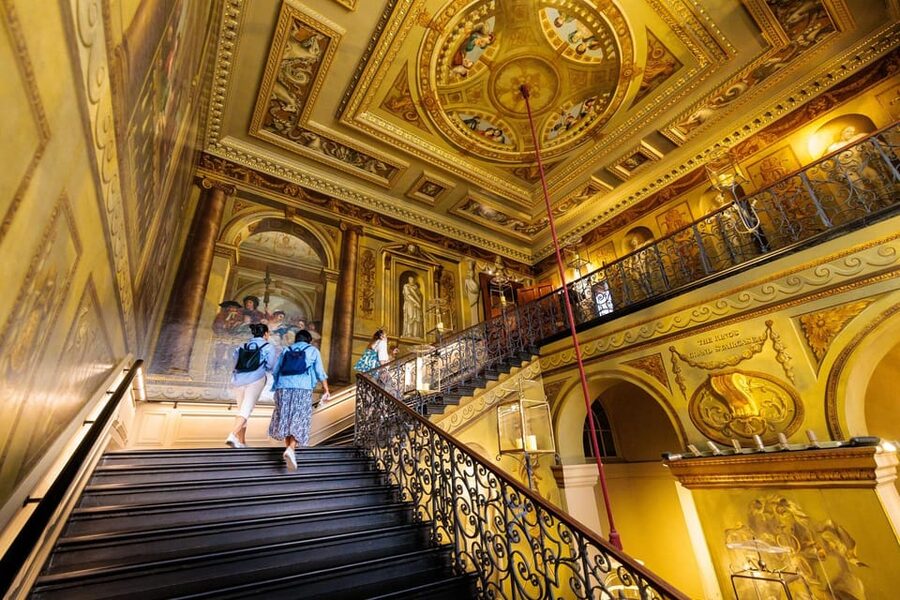 London: Kensington Palace Tour, Guard Change & Afternoon Tea - Exploring Kensington Palace with the audio guide