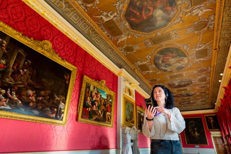 London: Kensington Palace Tour, Guard Change & Afternoon Tea - Watching Changing of the Guard at Buckingham Palace