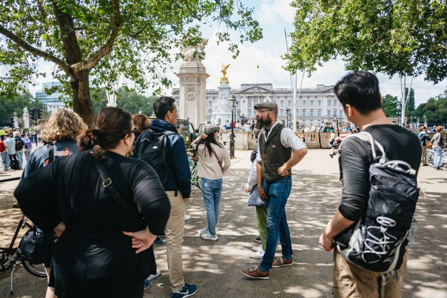 London: Landmarks & Secrets Bike Tour with Pub & Street Art - Weather, clothing, and practical planning