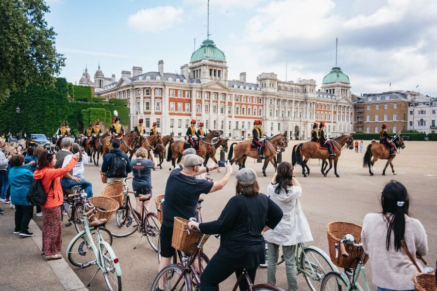London: Landmarks & Secrets Bike Tour with Pub & Street Art - Why cycling works so well for central London