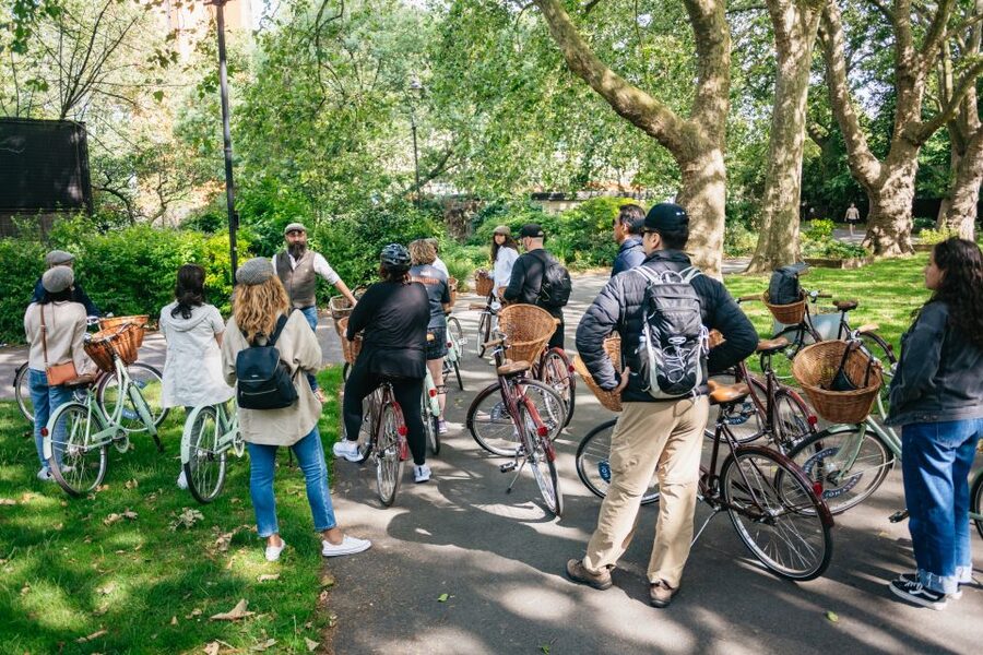 London: Landmarks & Secrets Bike Tour with Pub & Street Art - Westminster Abbey and the royal park
