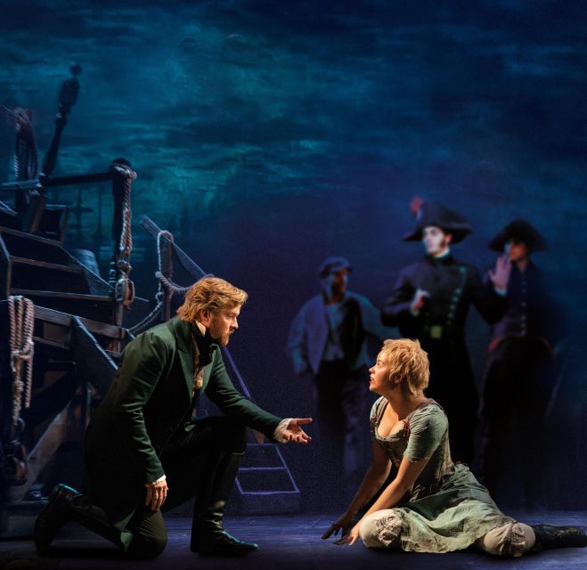 London: Les Misérables and 3-Course Meal & Sparkling Wine - A practical plan for the night