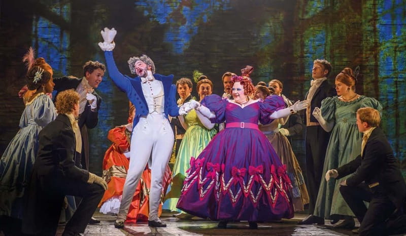 London: Les Misérables and 3-Course Meal & Sparkling Wine - What the Stalls or Dress Circle ticket means